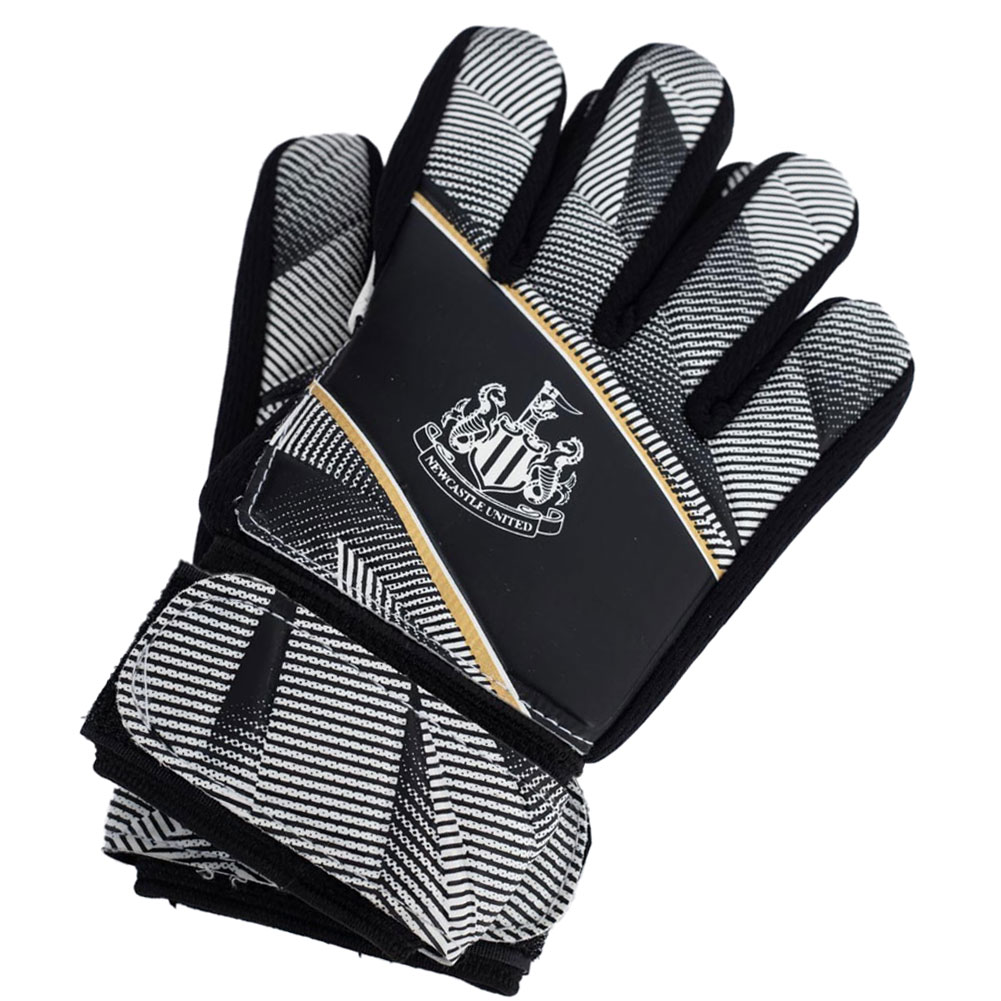 Newcastle United FC kids black and white Fuse design goalkeeper gloves with a white crest