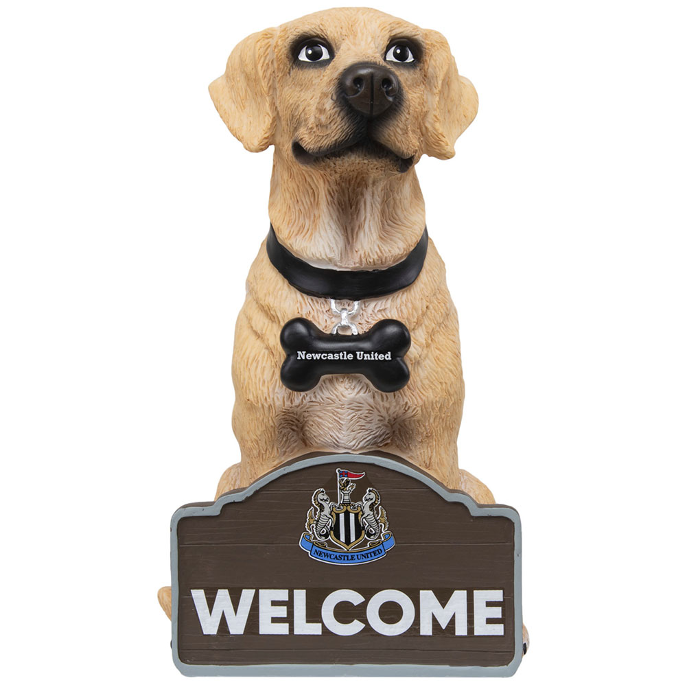 Newcastle United FC garden gnome of a sitting Labrador in a Newcastle collar with a crest welcome sign